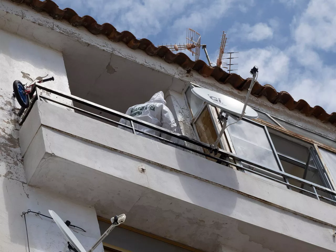 Agentes de la Policía científica en el domicilio de Tarancón. Foto: EFE
