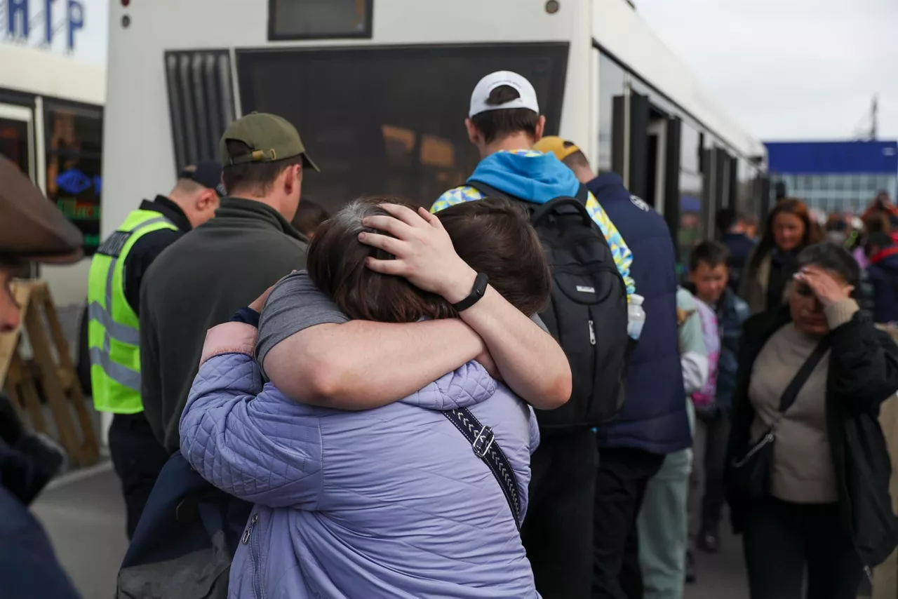 Los primeros civiles evacuados de la acería de Azovstal, en Mariúpol (Ucrania), llegan a Zaporiyia. Foto: EFE