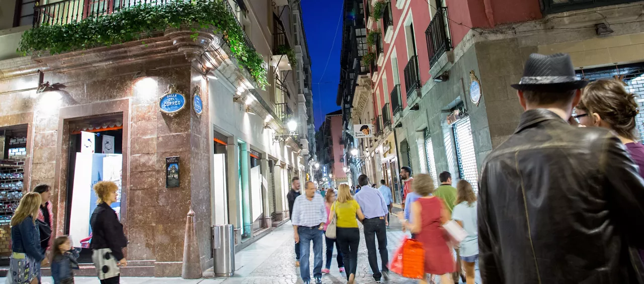 Personas paseando en Bilbao.
