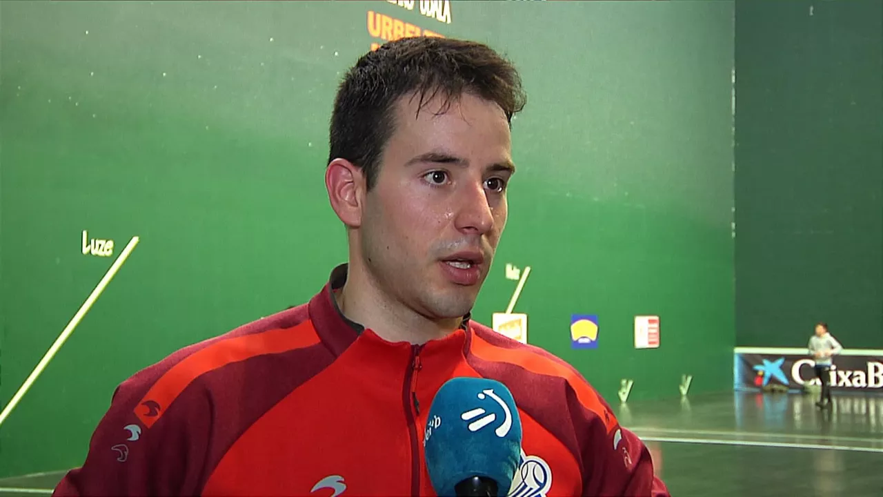 El pelotari Darío ante el micrófono de ETB