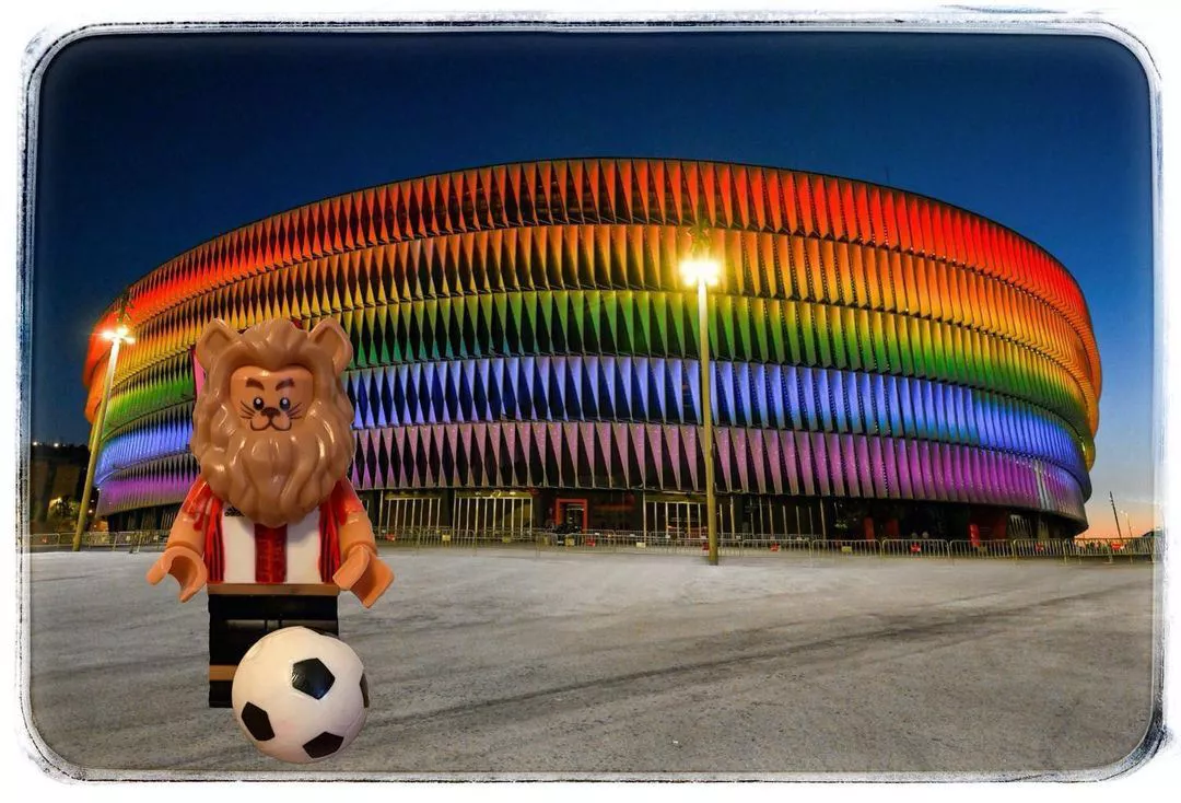 Lego de un león del Athletic en la explanada de San Mamés