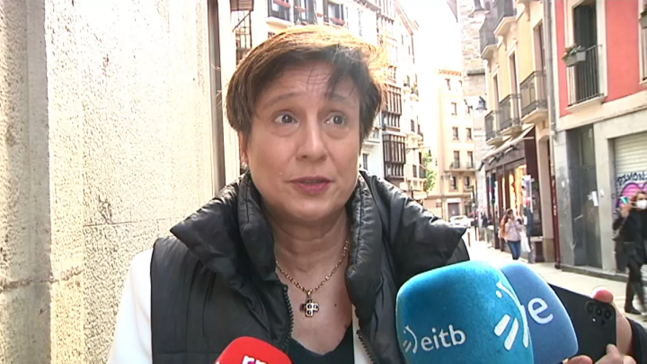 Ana Elizalde atiende a los medios. Imagen obtenida de un vídeo de EITB Media.