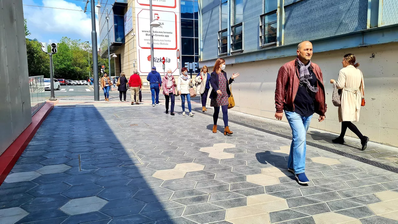 Varias personas en Bilbao.