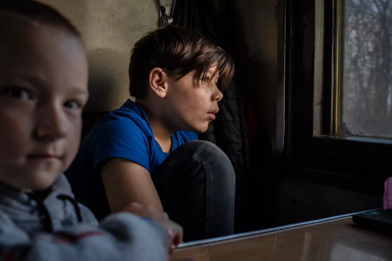 Dos niños de Ucrania, en un tren.
