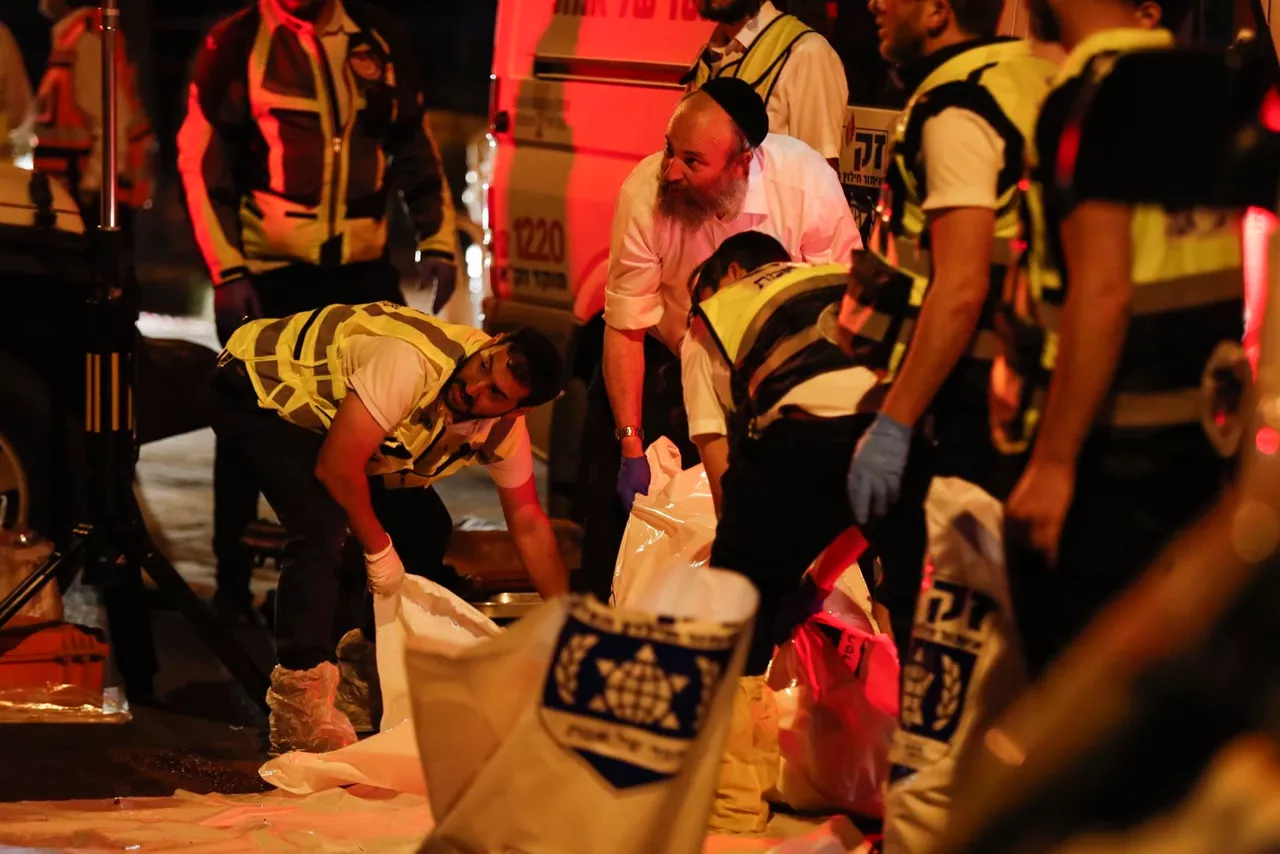 Equipos de emergencia atiende a las víctimas. Foto: EFE.