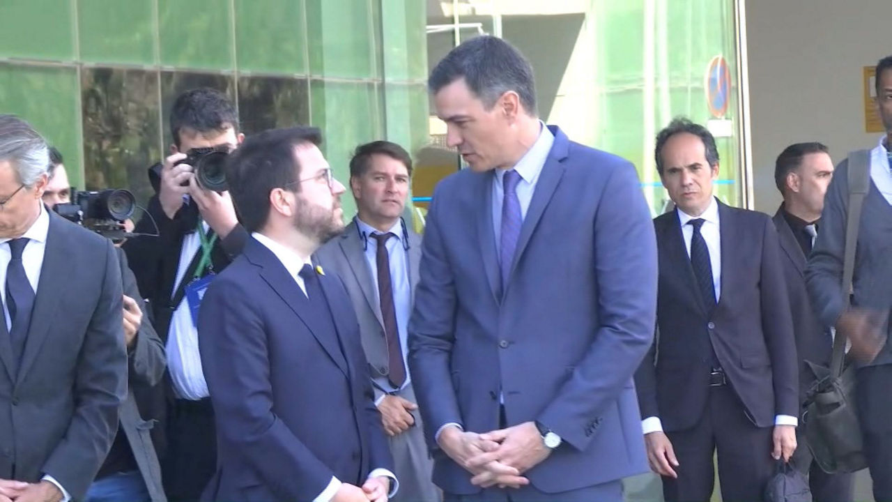Sanchezen eta Aragonesen arteko agurra. Agentzietako bideo batetik ateratako irudia.