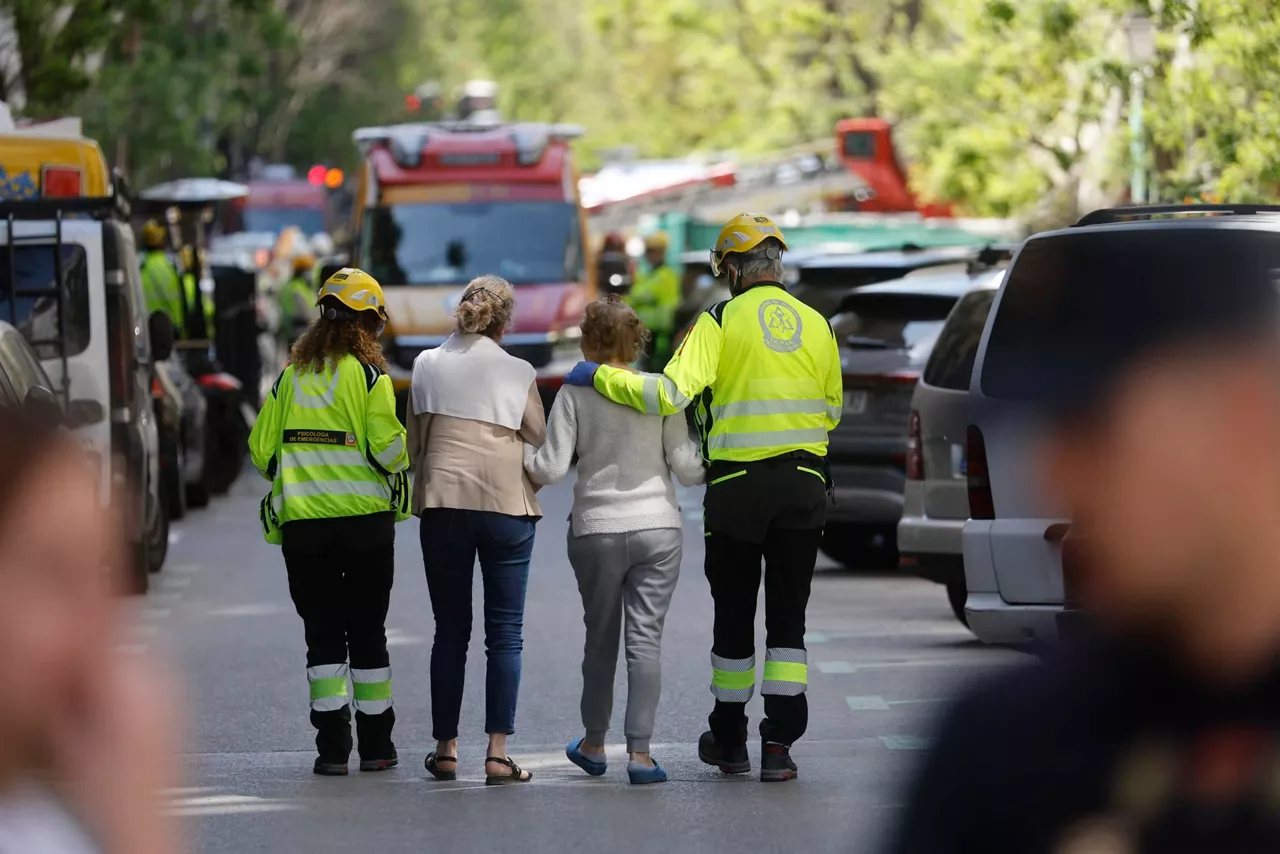 Efectivos de Protección Civil, acompañando a personas afectadas. EFE