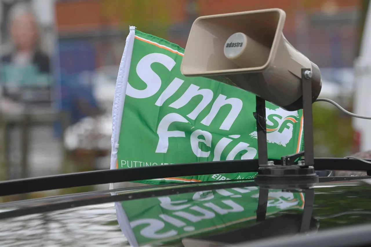 Una bandera del Sinn Féin, en la campaña electoral. Foto: EFE