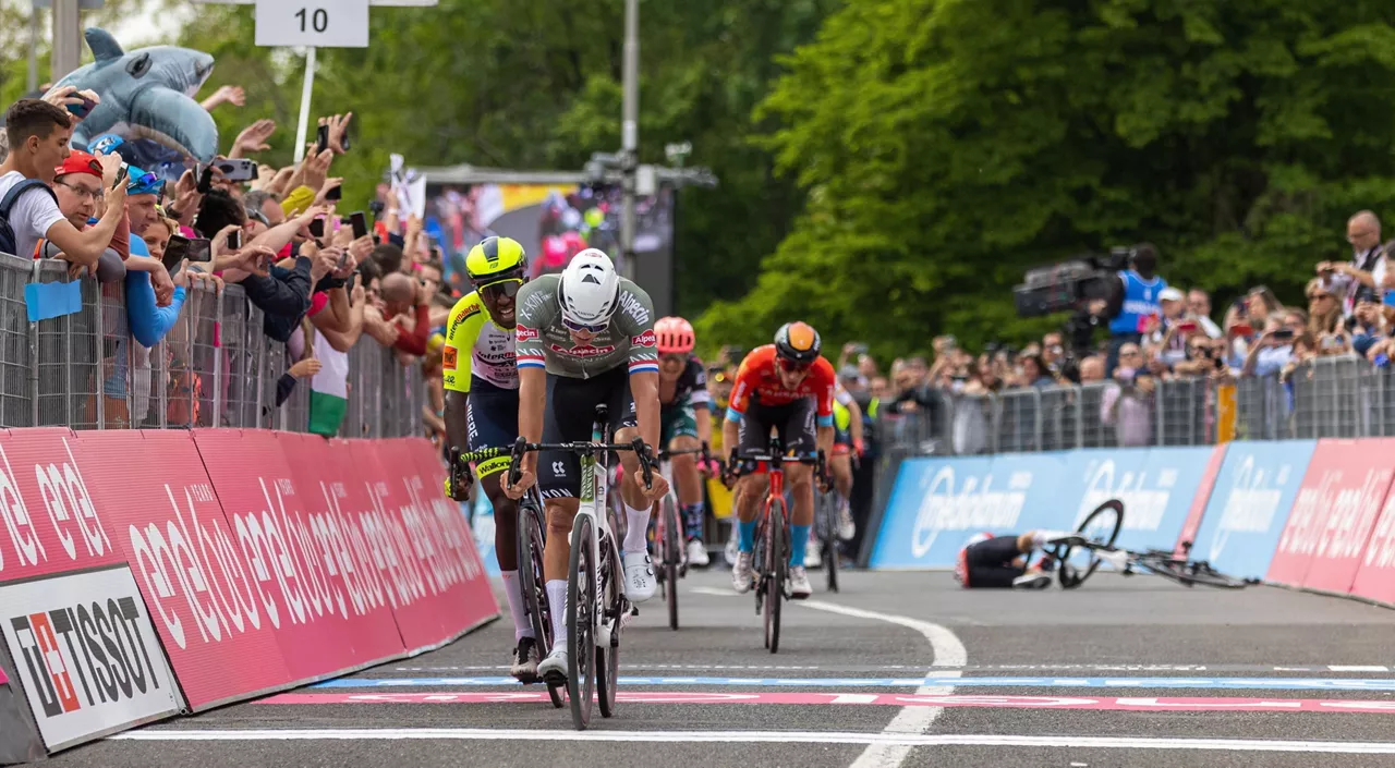 Van der Poel gana la 1ª etapa del Giro 2022