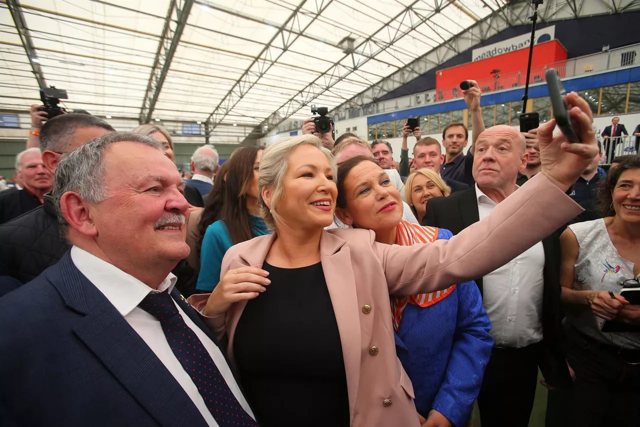 Michelle O'Neill y Mary Lou McDonald celebran los resultados. Foto: EFE