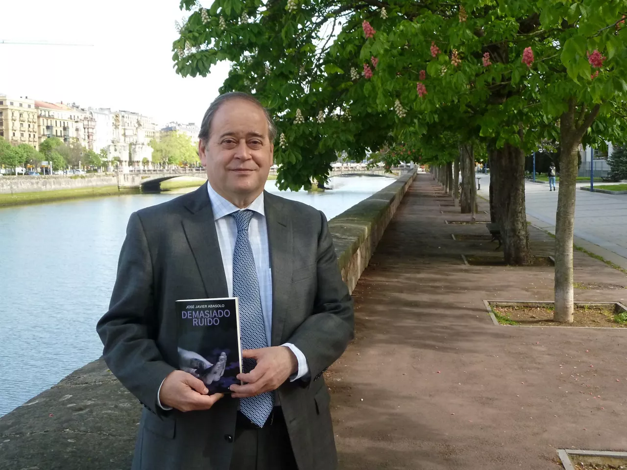 El abogado y escritor bilbaíno de novela negra José Javier Abasolo, en una imagen de archivo. EITB