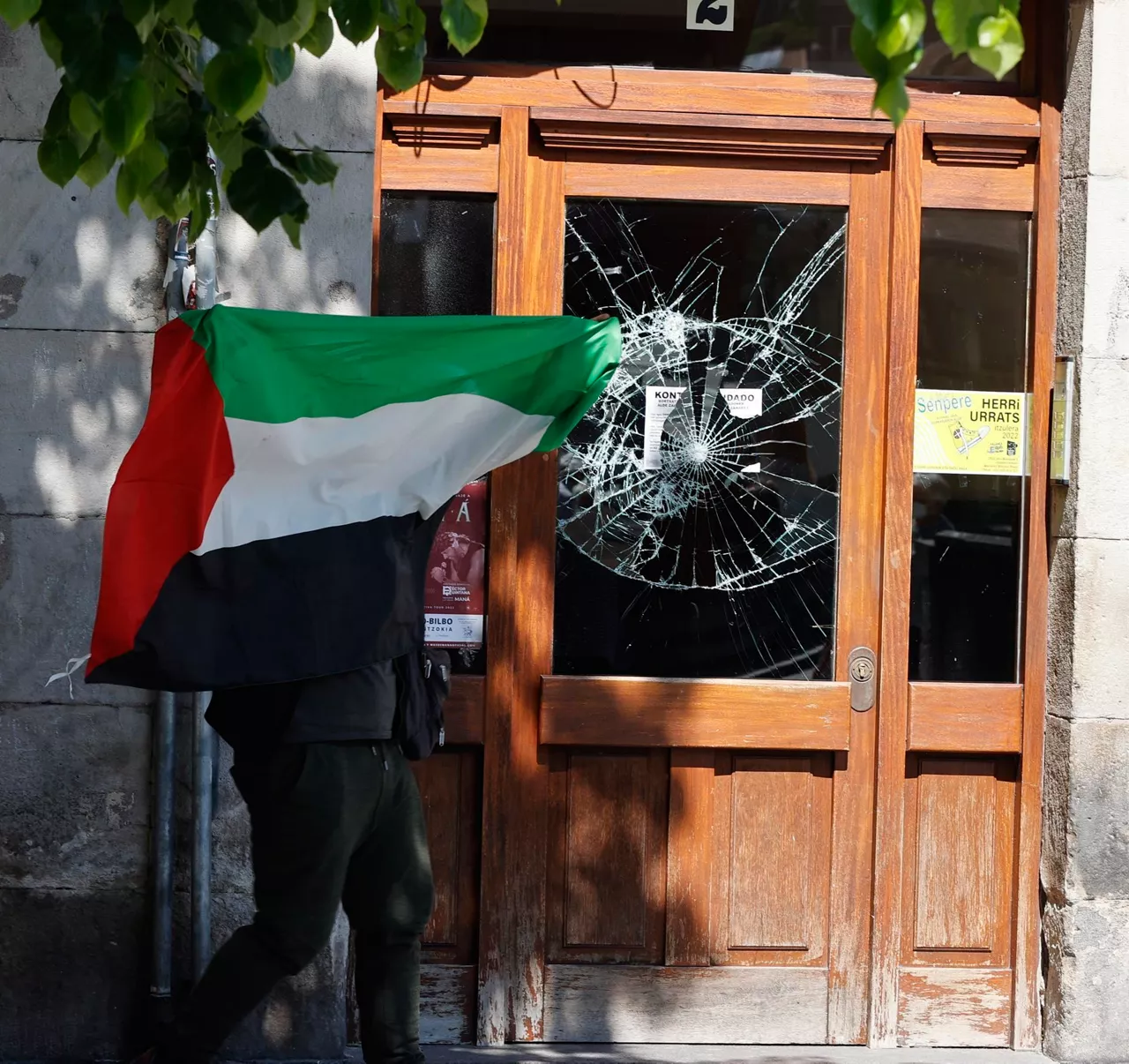 Istiluetan apurtutako atari bateko kristala. Argazkia: EFE.