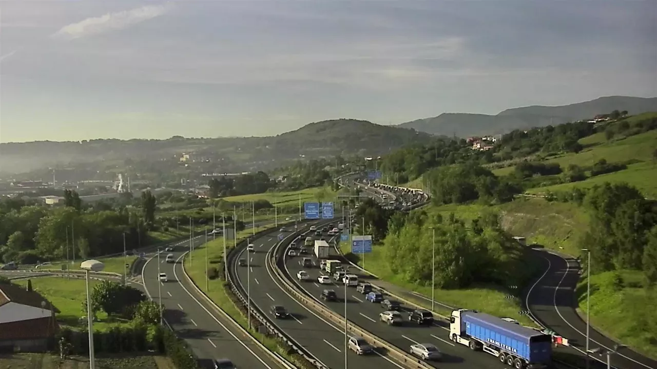 El choque también ha afectado al tráfico en la Avanzada, en sentido Rontegui.