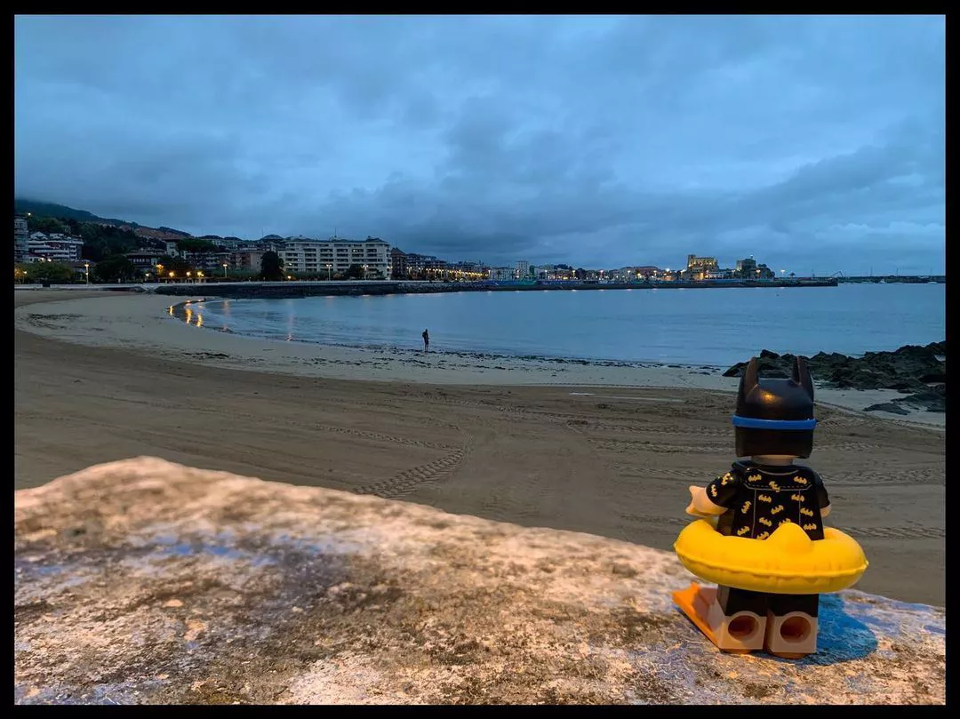Batman en la playa de Castro