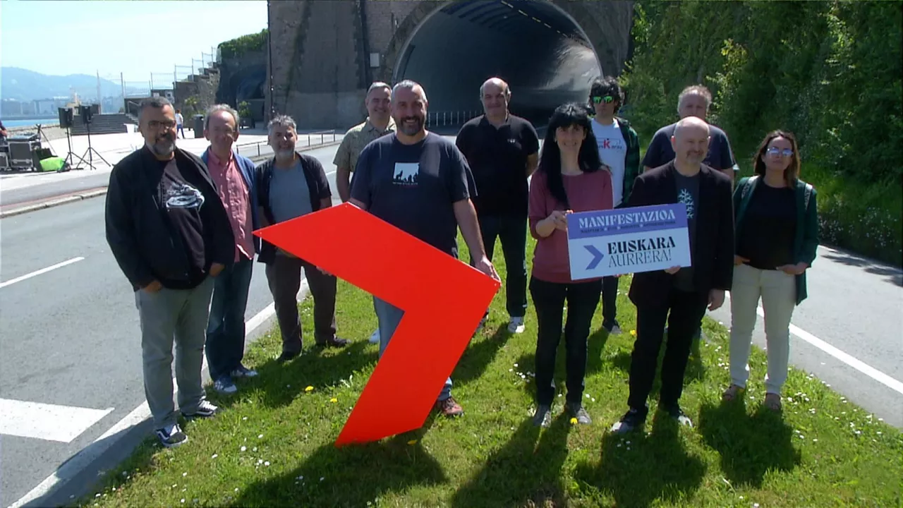 Euskalgintzako eragileen ordezkariak, gaur, Donostian. EITBren bideo batetik hartutako irudia.