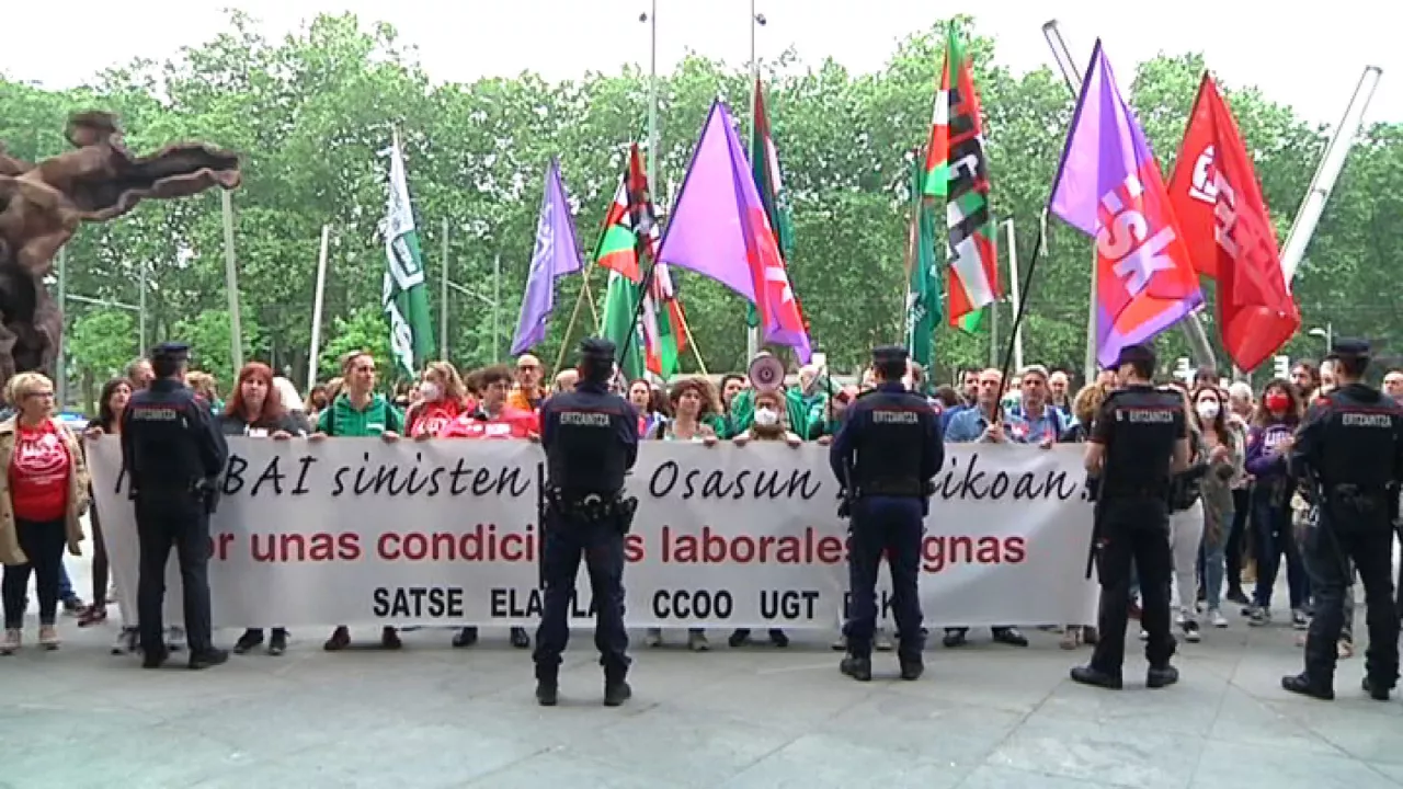 Protesta ante el Palacio Euskalduna. Imagen obtenida de un vídeo de EITB Media.