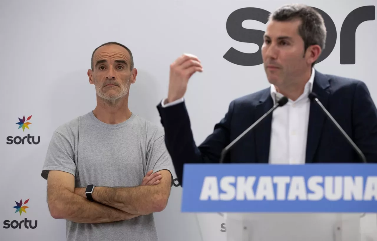 Xabier Atristain junto a Arkaitz Rodríguez, secretario general de Sortu. Foto de archivo: EFE