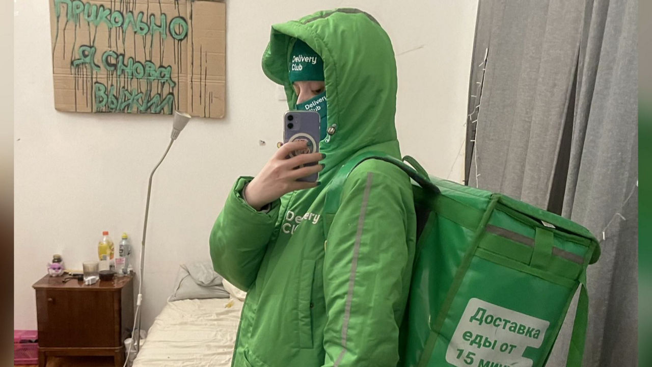 Maria Alyokhina mozorrotuta. EITB Mediaren bideo batetik ateratako argazkia.