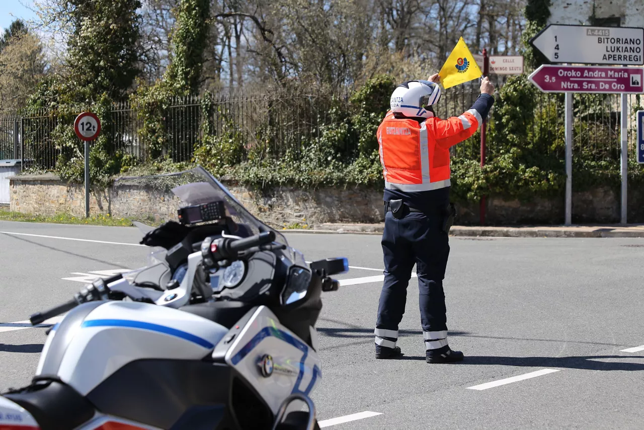 Ertzain bat trafikoa bideratzen.