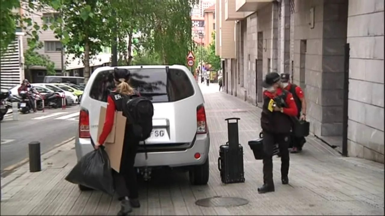 Agentes de la Ertzaintza, en el registro de una vivienda relacionada con el presunto asesino. EITB