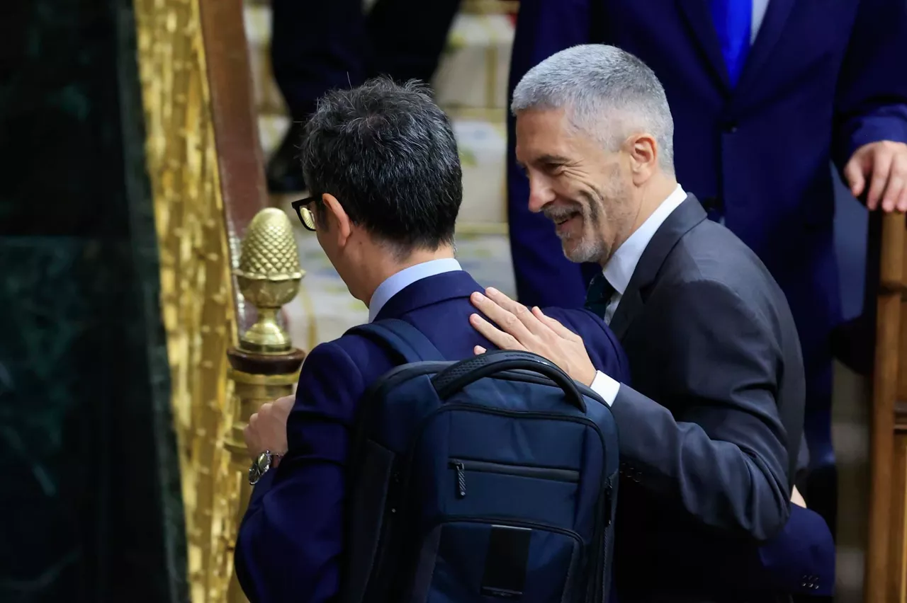 El ministro de la Presidencia, Félix Bolaños, junto a un sonriente Marlaska en el Congreso. EFE