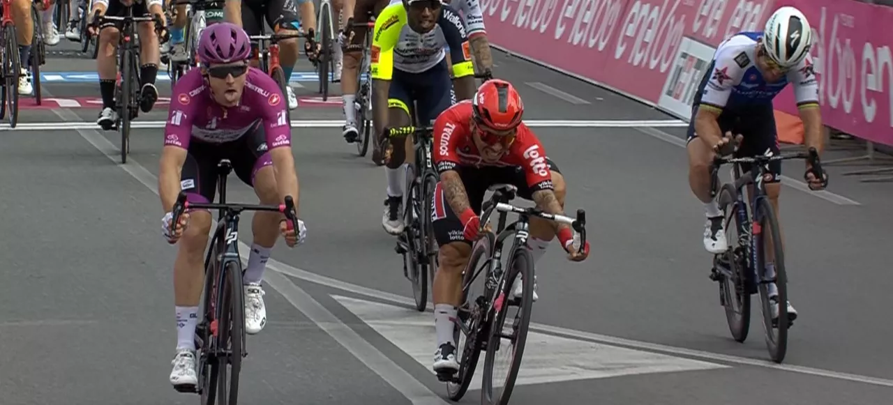 Démare eta Ewan, 2022ko Giroko 6. etapa erabaki duen esprintean