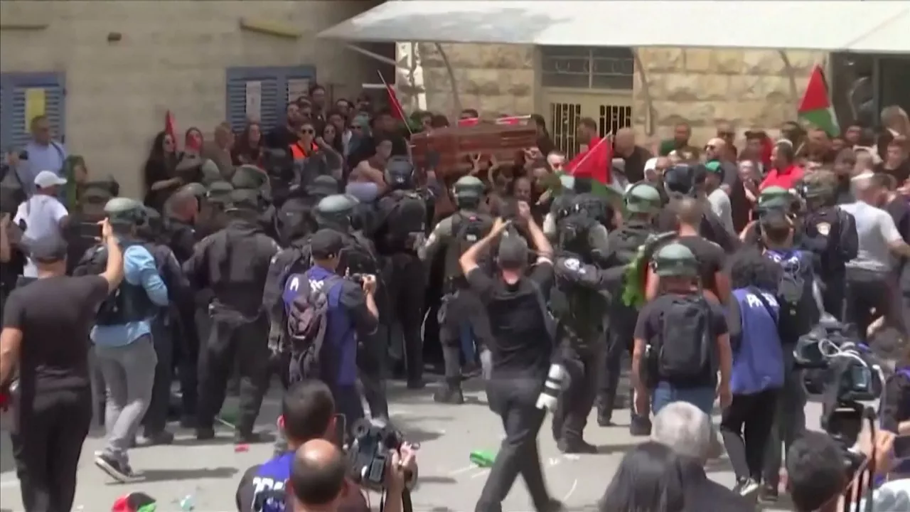 Caos en el funeral de la periodista palestina asesinada. Foto extraída de agencias.