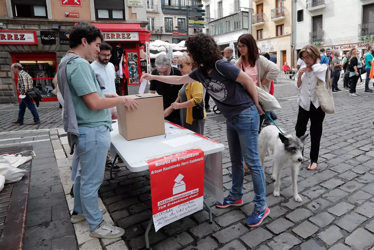 Ciudadanos votando en Pamplona. Foto: EFE