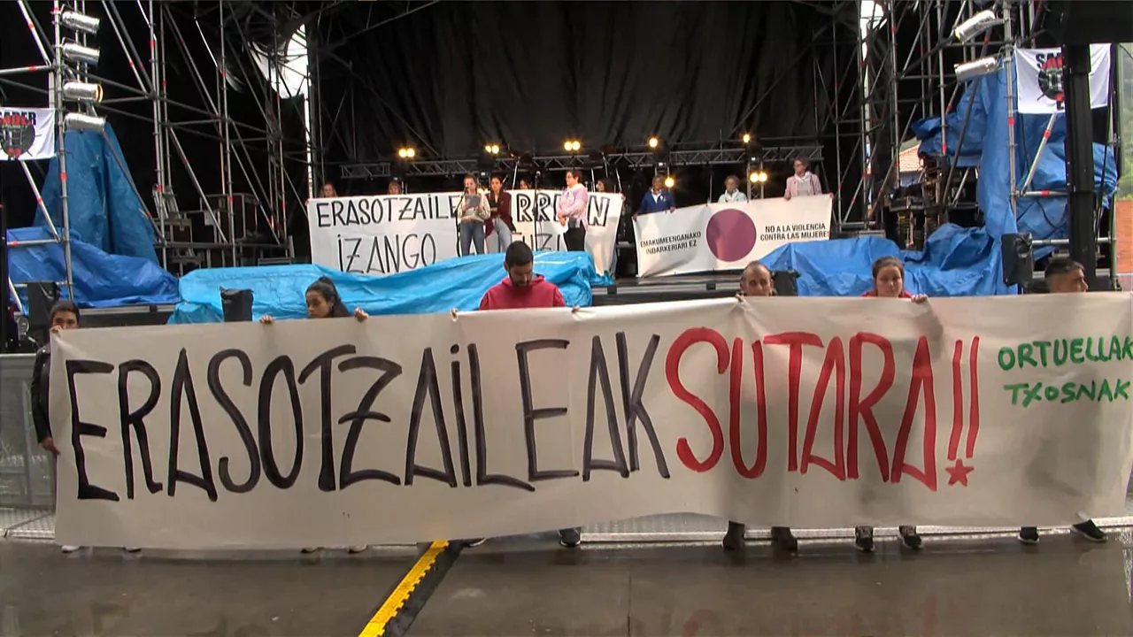Concentración de denuncia, hoy en Ortuella. Captura de imagen de un vídeo de EITB Media.
