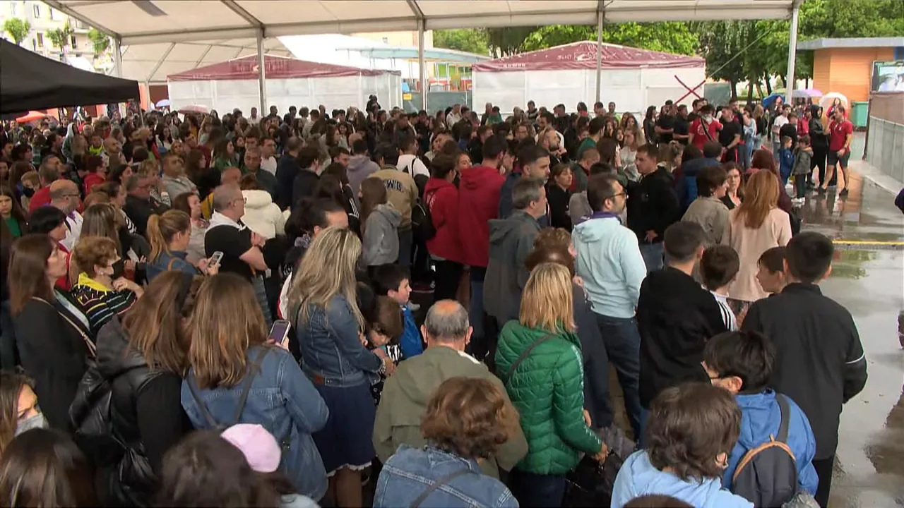 Txosnagunean bertan izan da protesta. EITB Mediaren bideo batetik hartutako irudia.
