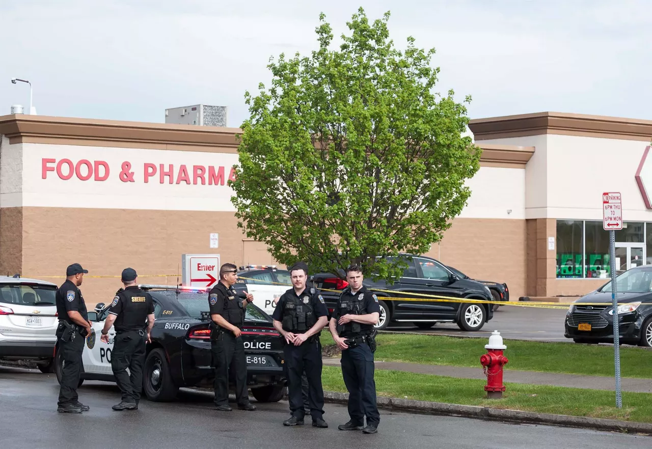 Imagen de policías en el exterior del supermercado en Búfalo, Nueva York. EFE