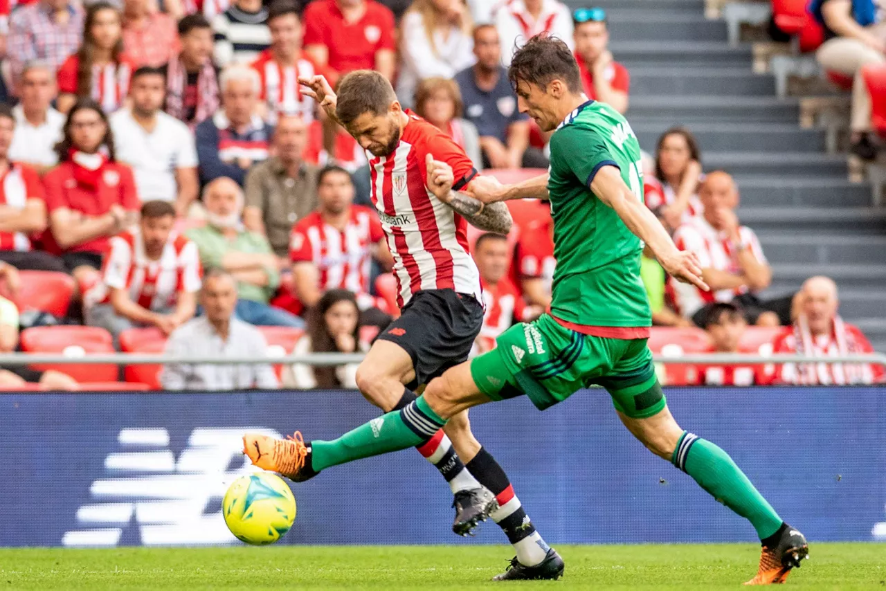 Iñigo Martinez eta Budimir baloi baten lehian