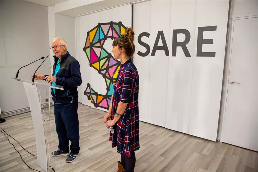 Joseba Azkarraga y Bego Atxa, portavoces de Sare.