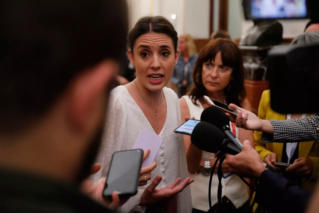 La ministra de Igualdad, Irene Montero, en los pasillos del Congreso. Foto. EFE