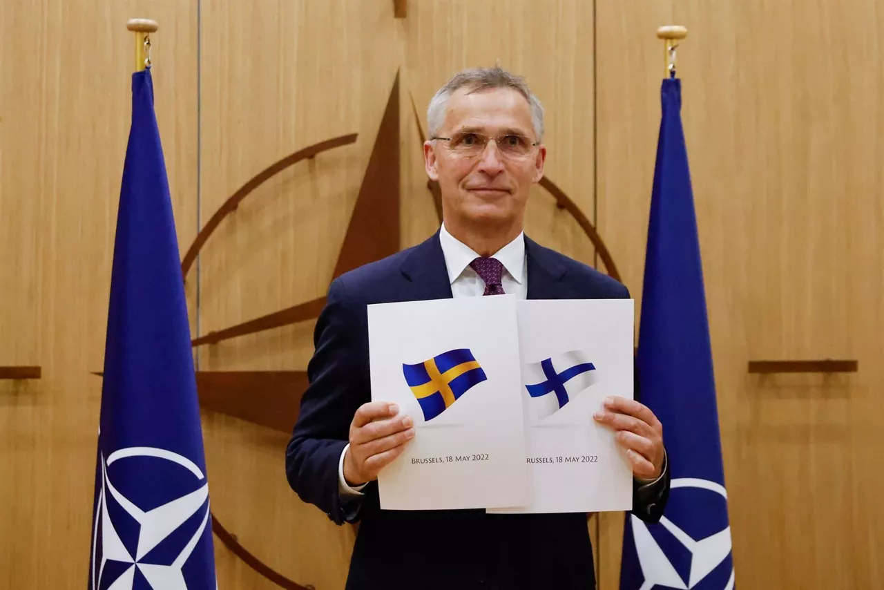 El secretario general de la OTAN, Jens Stoltenberg, con las solicitudes de Suecia y Finlandia. EFE