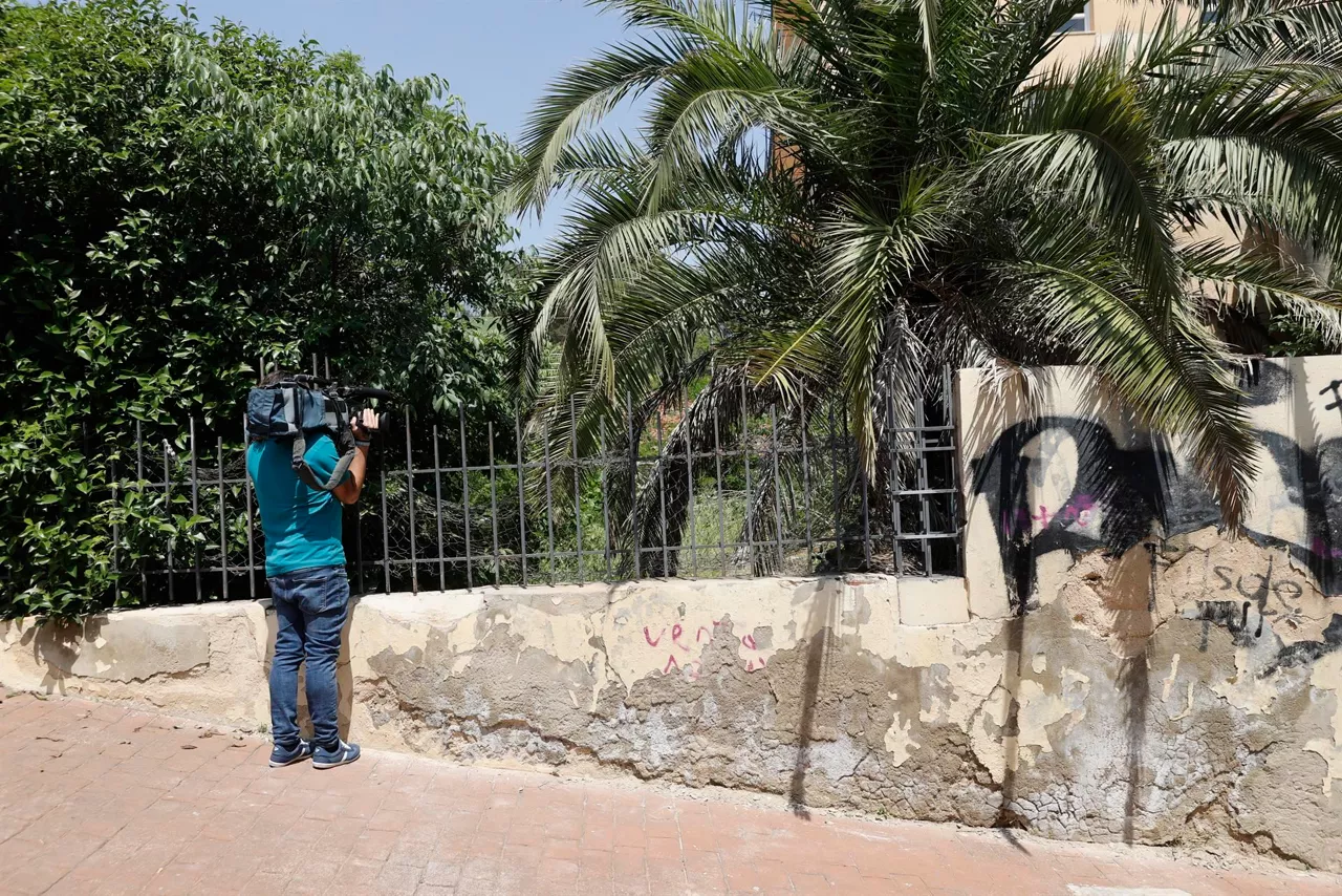 Un cámara graba la casa abandonada donde se produjeron las violaciones.