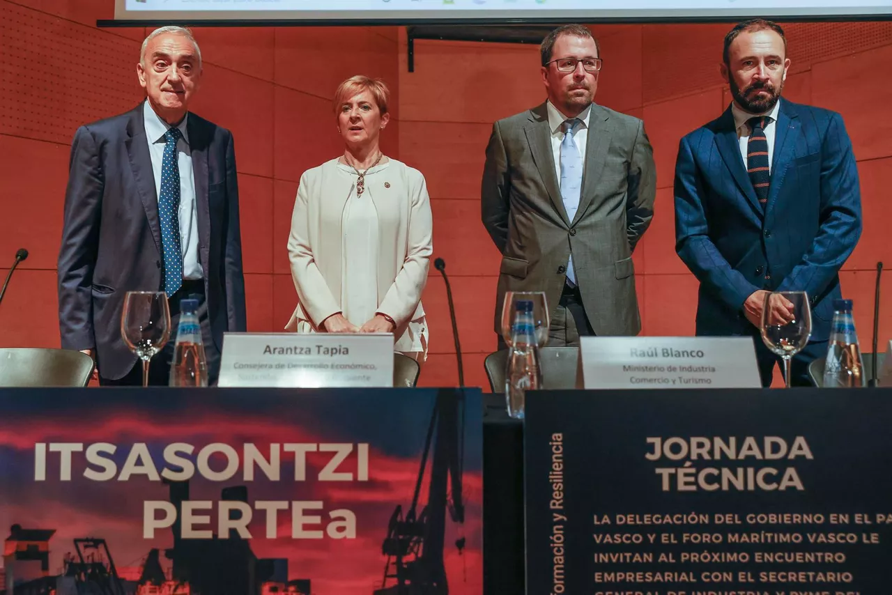 Tapia, Blanco e Itxaso, en la reunión con el sector naval.