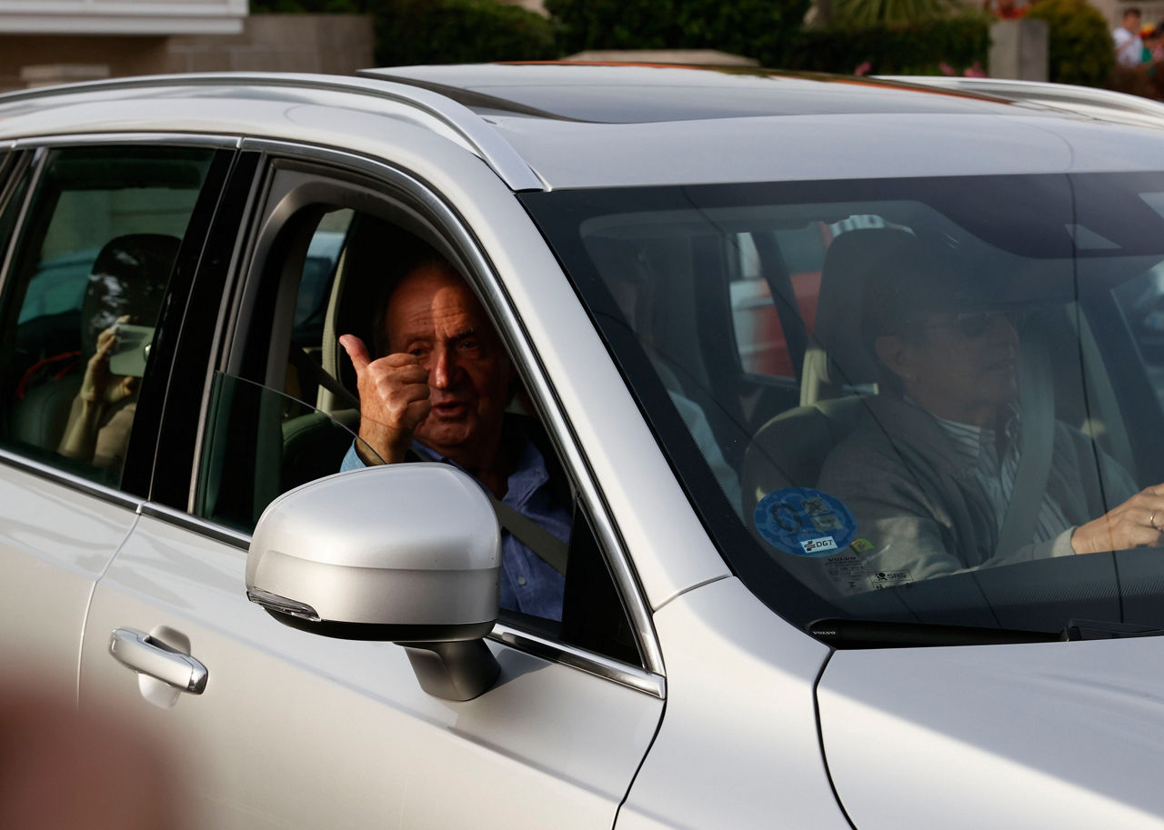 El rey emérito, tras aterrizar en el aeropuerto de Peinador (Vigo). Imagen: EFE
