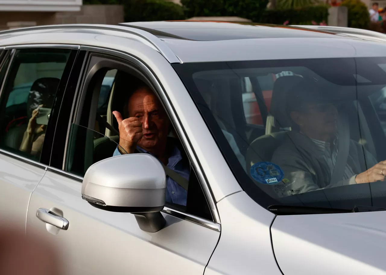 El rey emérito, tras aterrizar en el aeropuerto de Peinador (Vigo). Imagen: EFE