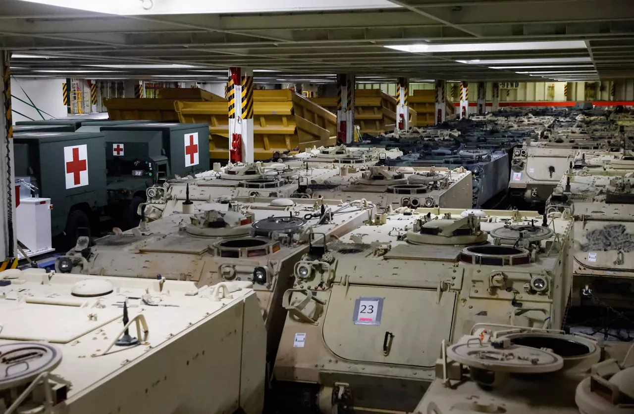 Vehículos militares que serán transportados a Ucrania. Foto: EFE.