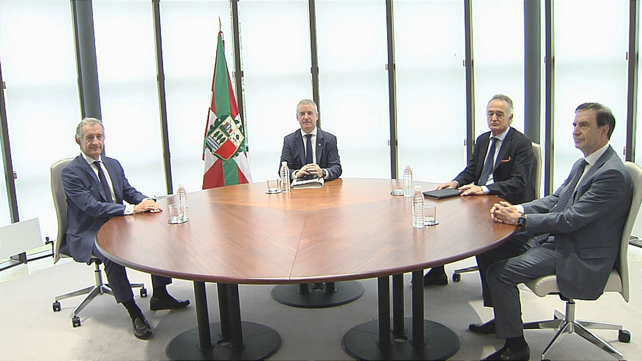 Reunión de Urkullu con miembros de Zedarriak. Imagen obtenida de un vídeo de EITB Media.