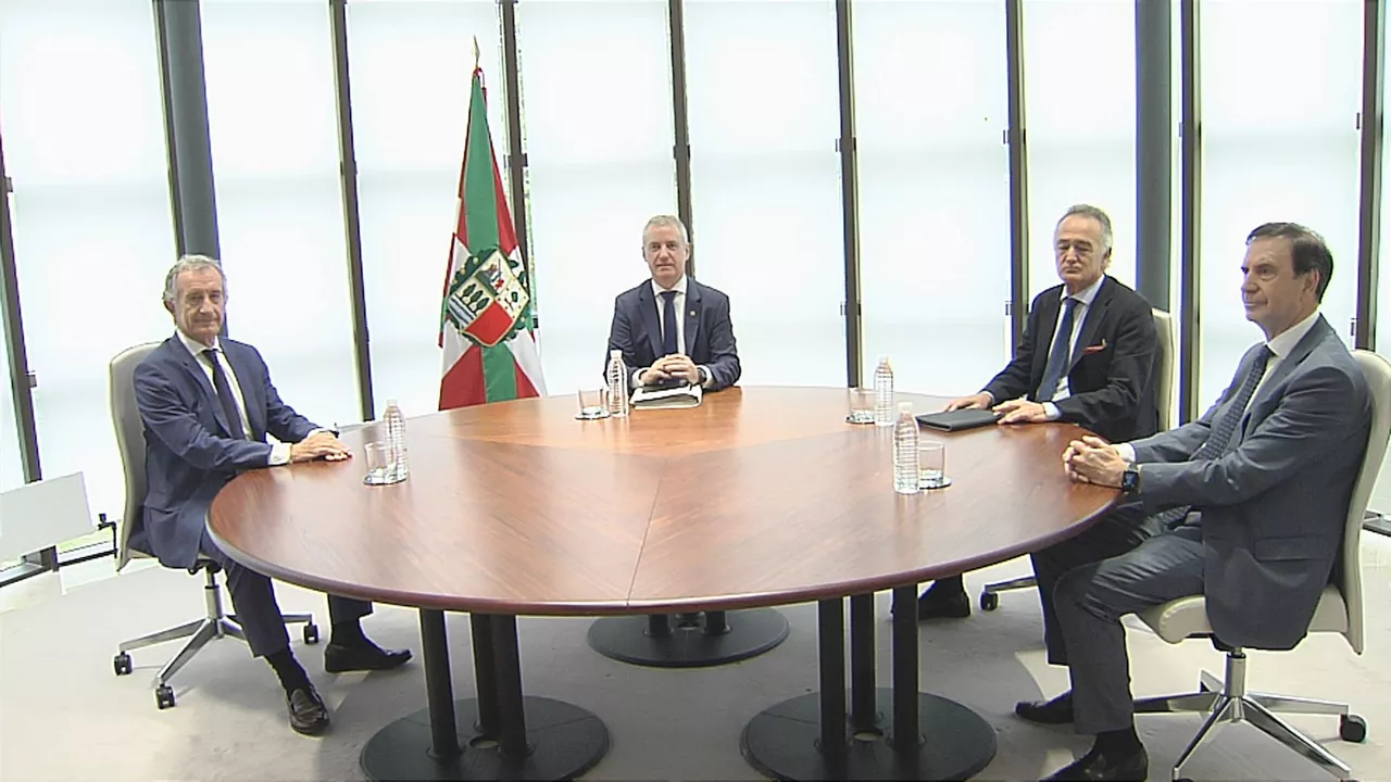 Reunión de Urkullu con miembros de Zedarriak. Imagen obtenida de un vídeo de EITB Media.