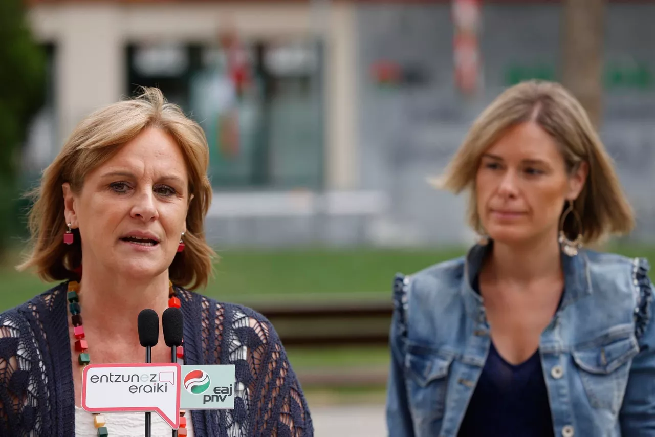 La presidenta del BBB del PNV, Itxaso Atutxa, y Mireia Zarate. Foto: EFE