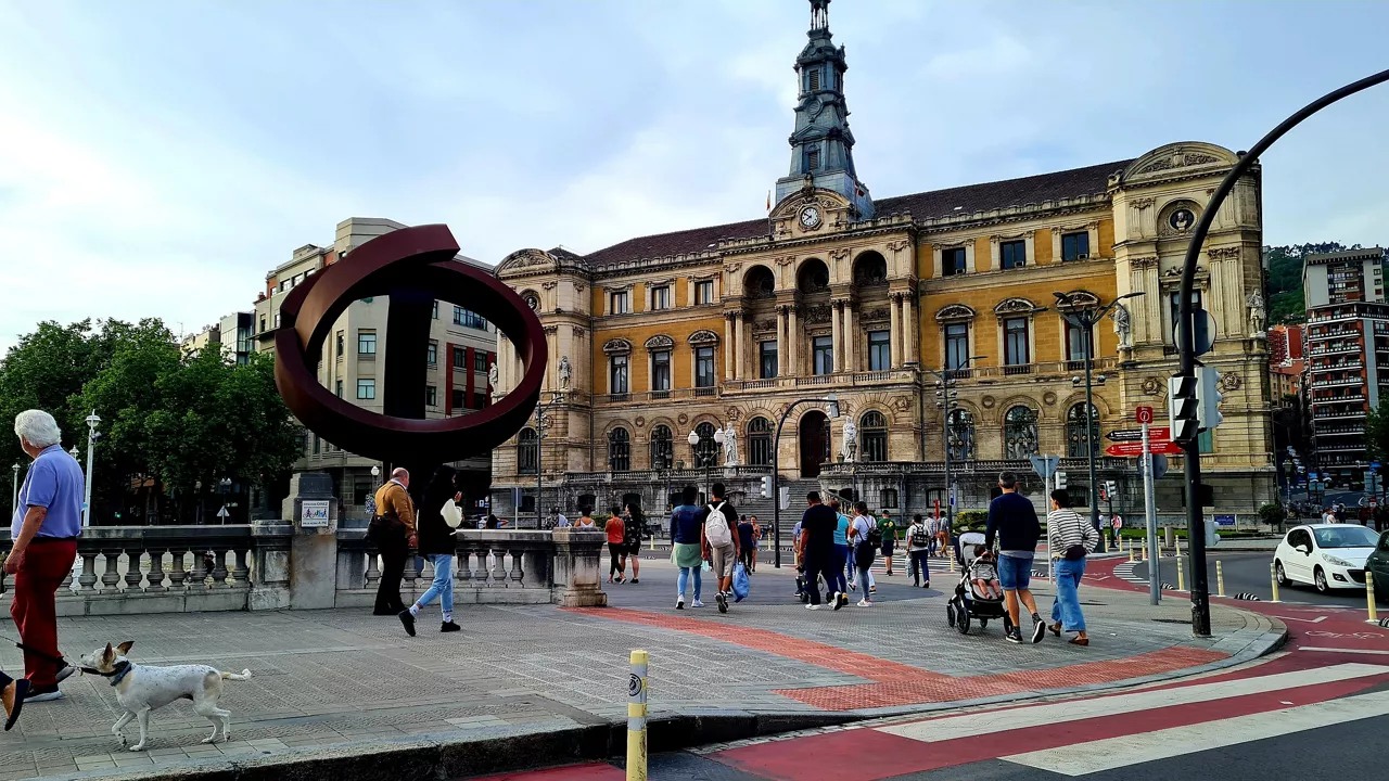 Gente pasea frente al Ayuntamiento de Bilbao