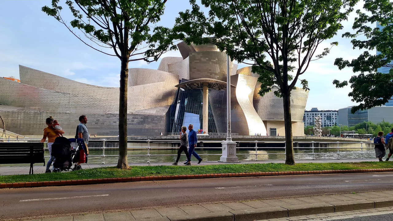 Guggenheim Bilbao gente jendea neutro