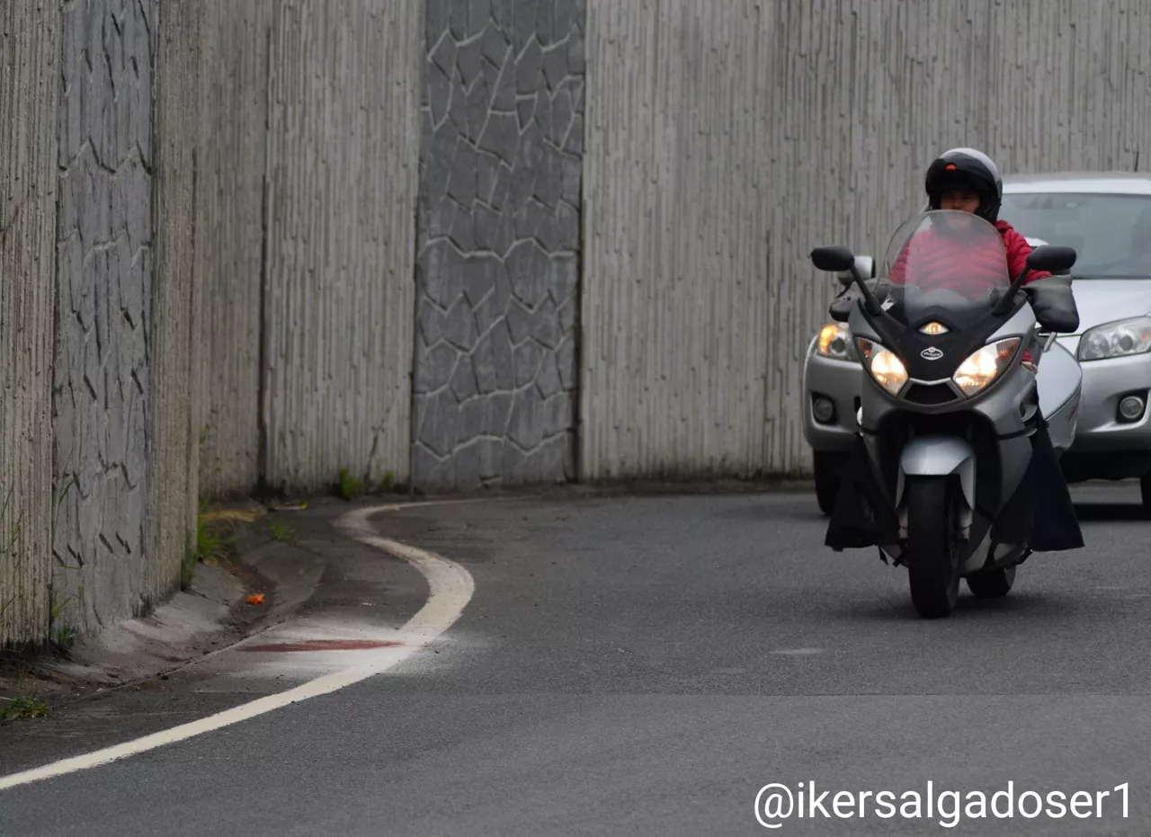 Motor gidari bat hil da Abadiñon, bidetik aterata. Argazkia: Iker Salgado