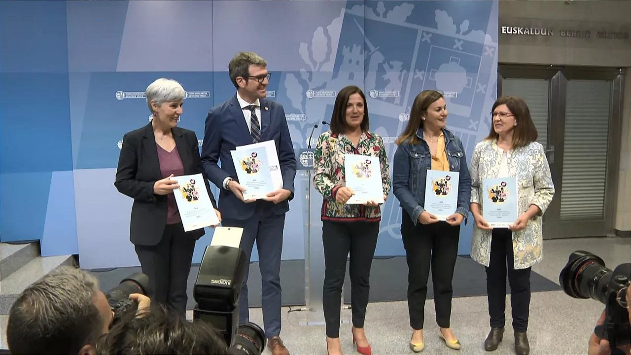Artolazabal, Landaida, Urtaran y las responsables de Igualdad de las diputaciones.