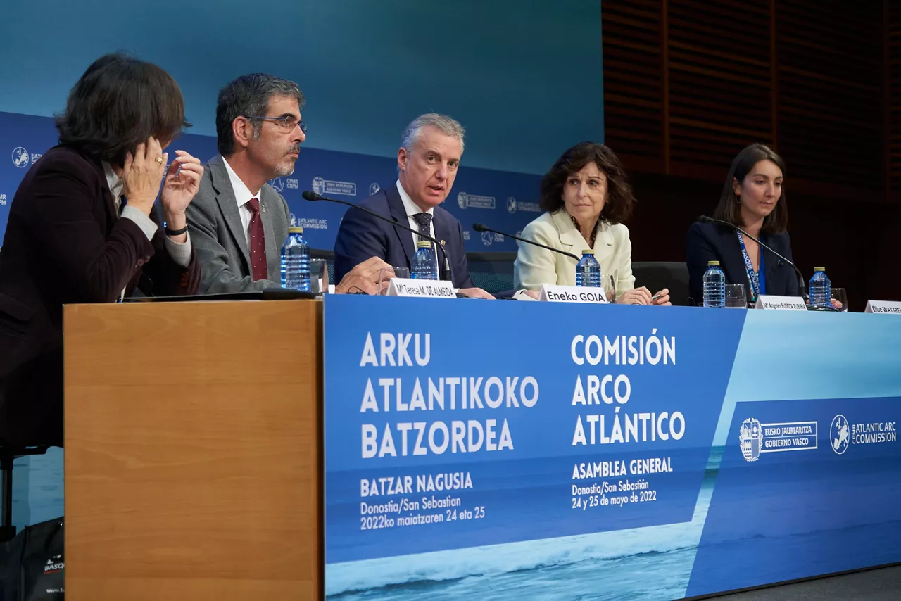 Iñigo Urkullu, en el centro, durante su intervención, hoy en el Kursaal. Foto: Irekia