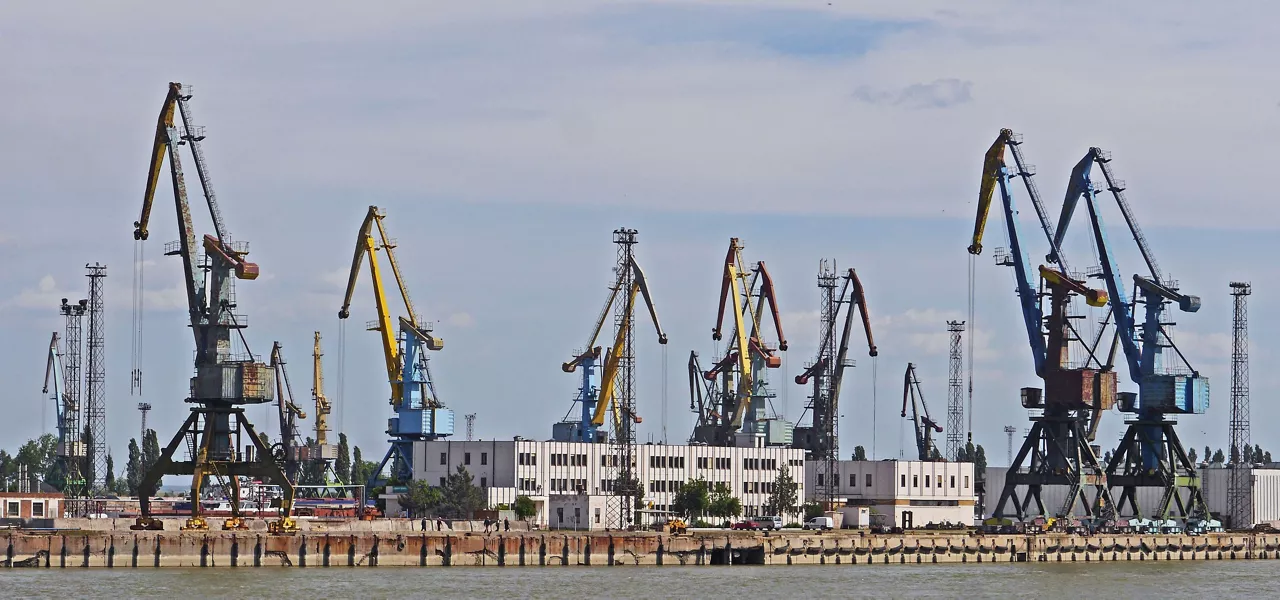 Grúas en un puerto ucraniano. PXhere.