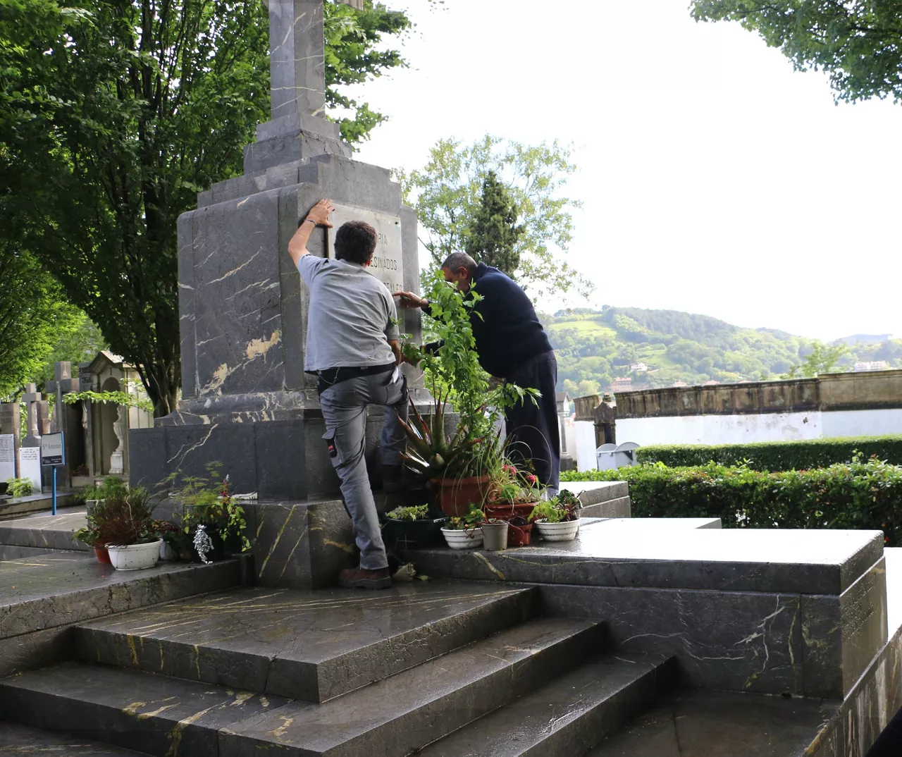 Operarios del cementerio de Polloe, retirando la placa. @DonostiakoUdala